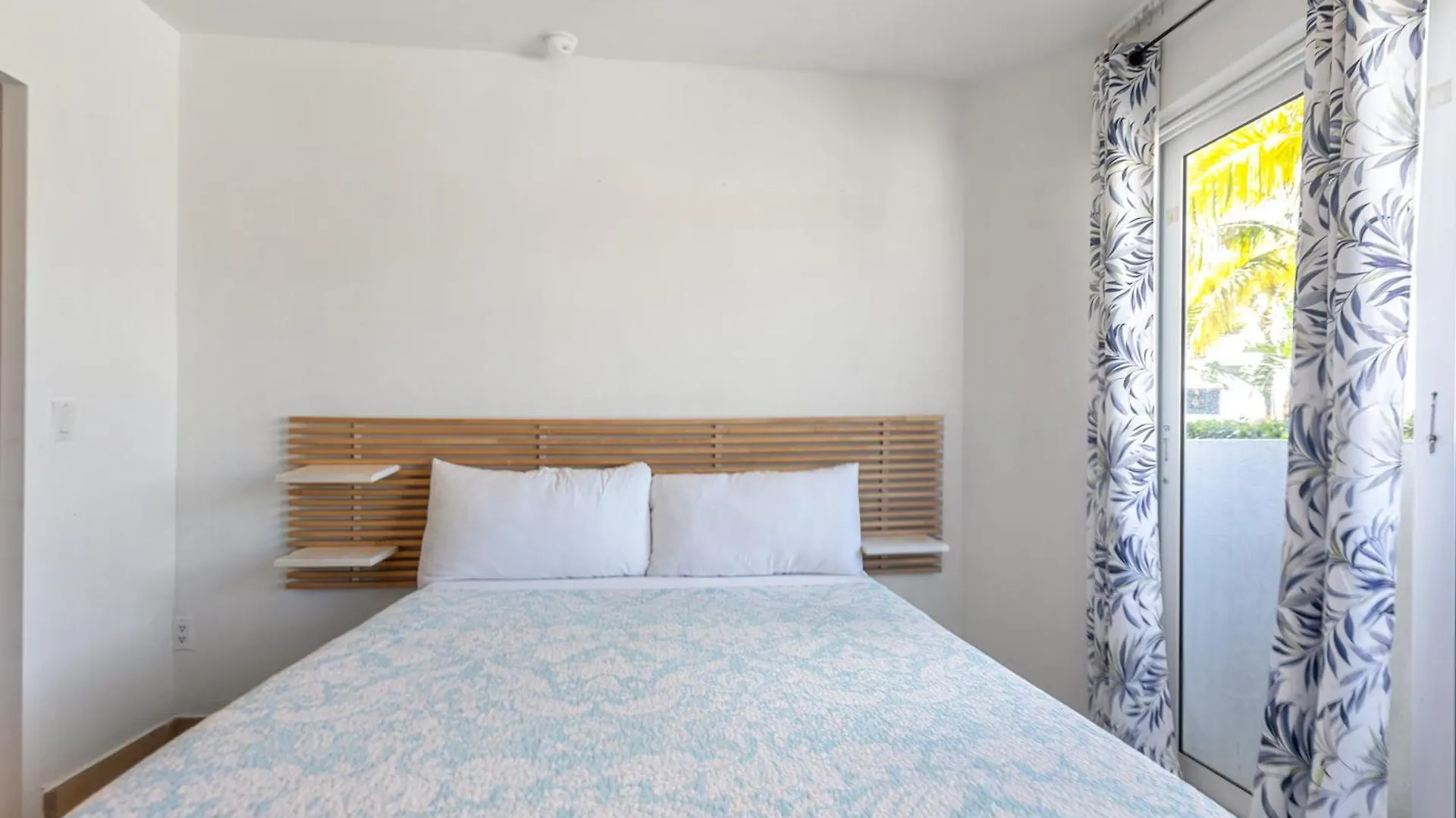 Maho Beach House - Petite Studio - Beach Access