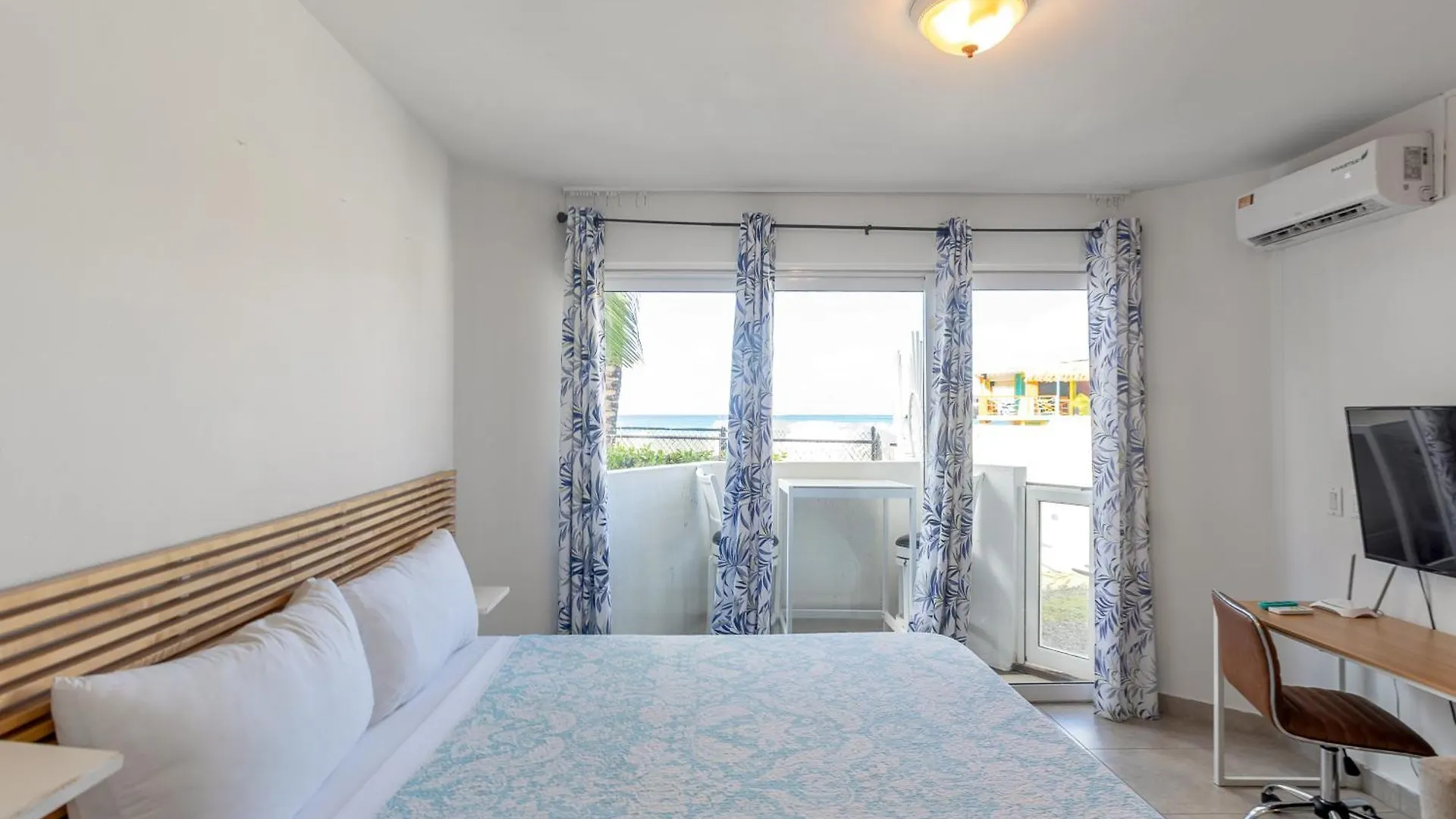 Maho Beach House - Petite Studio - Beach Access