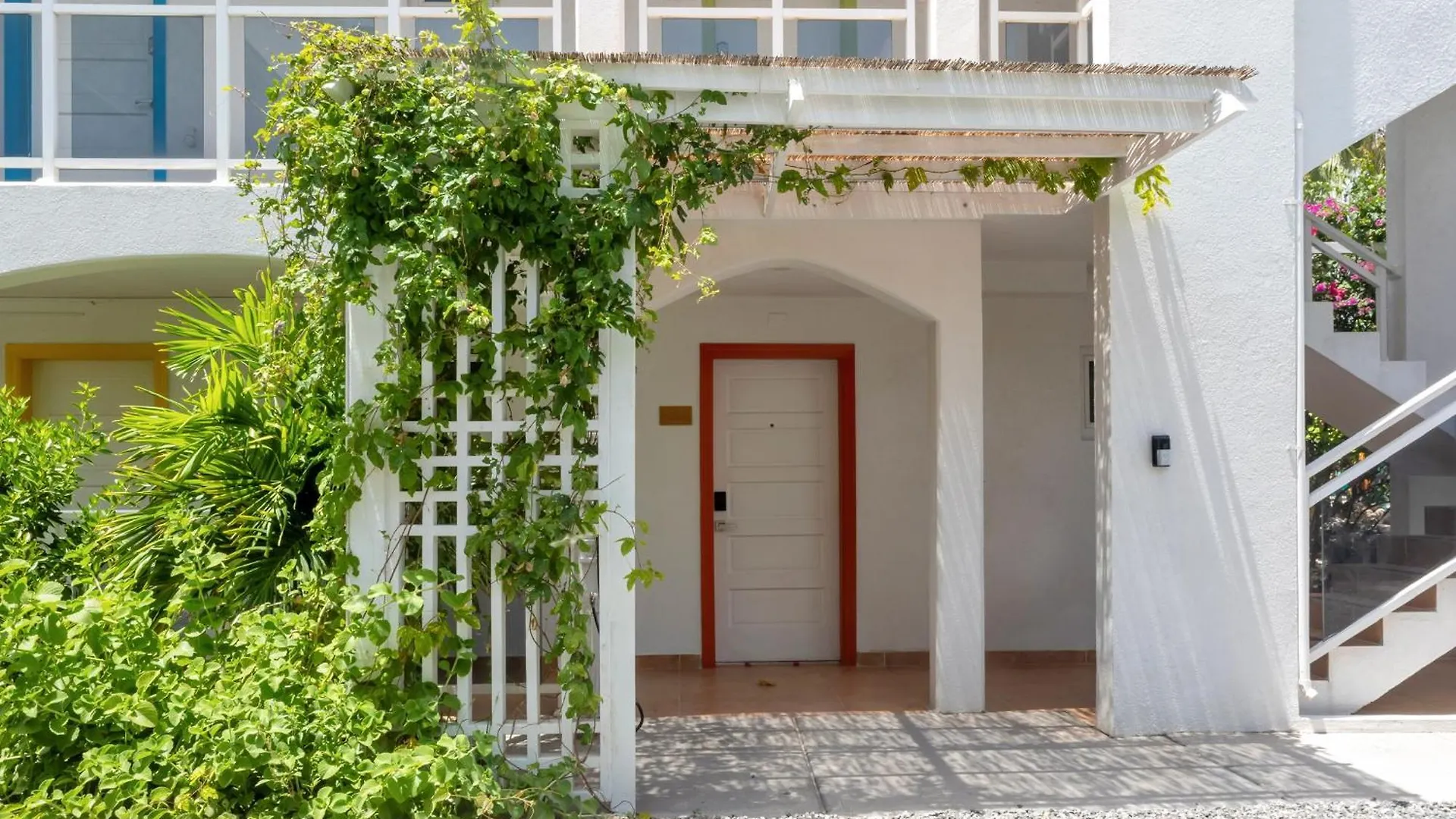 Maho Beach House - Petite Studio - Beach Access Apartment